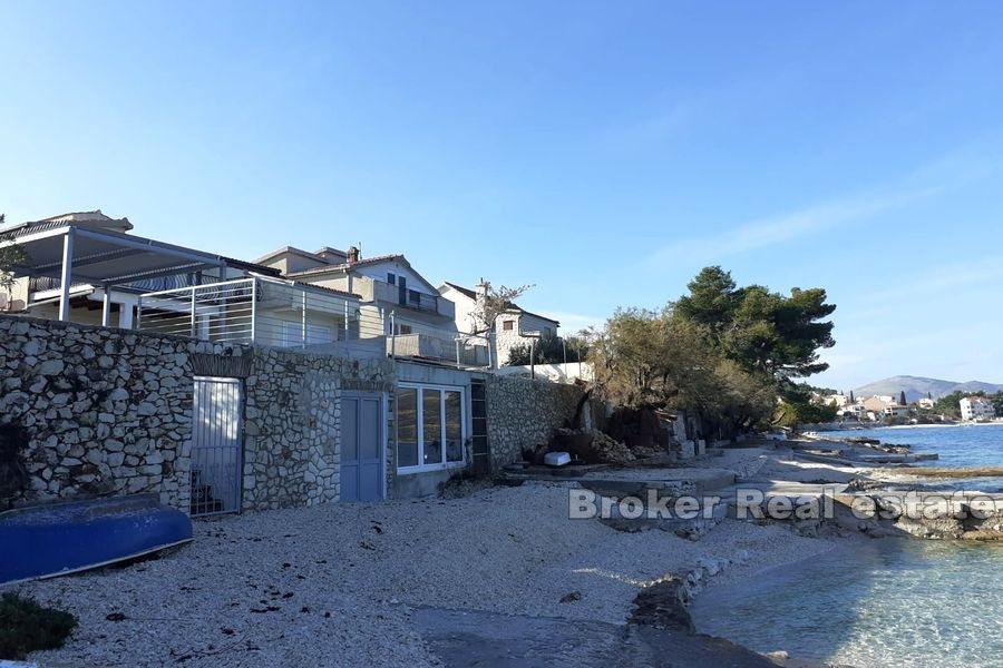 House first row to the sea with direct access to the beach