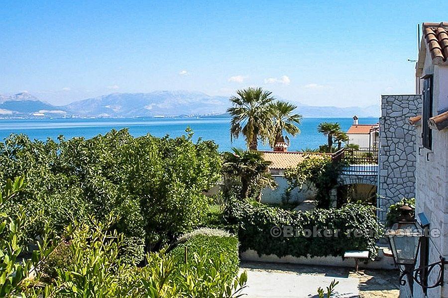 House first row to the sea with direct access to the beach