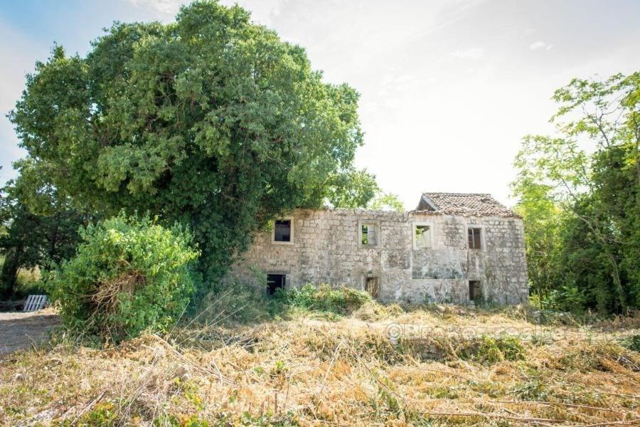 Byggnad tomt med ruin, till salu