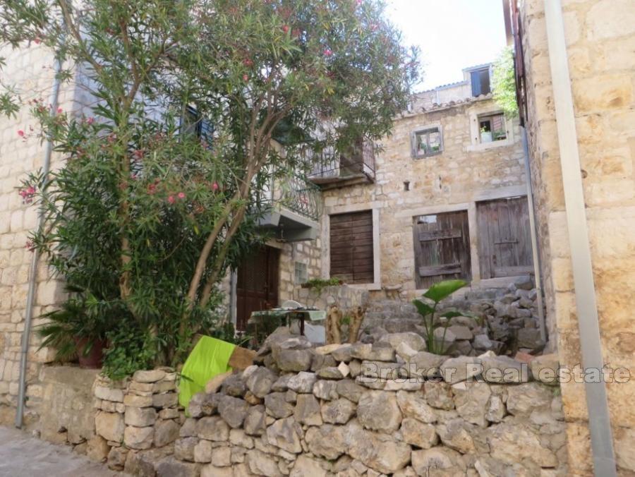 Trois maisons en pierre, à vendre