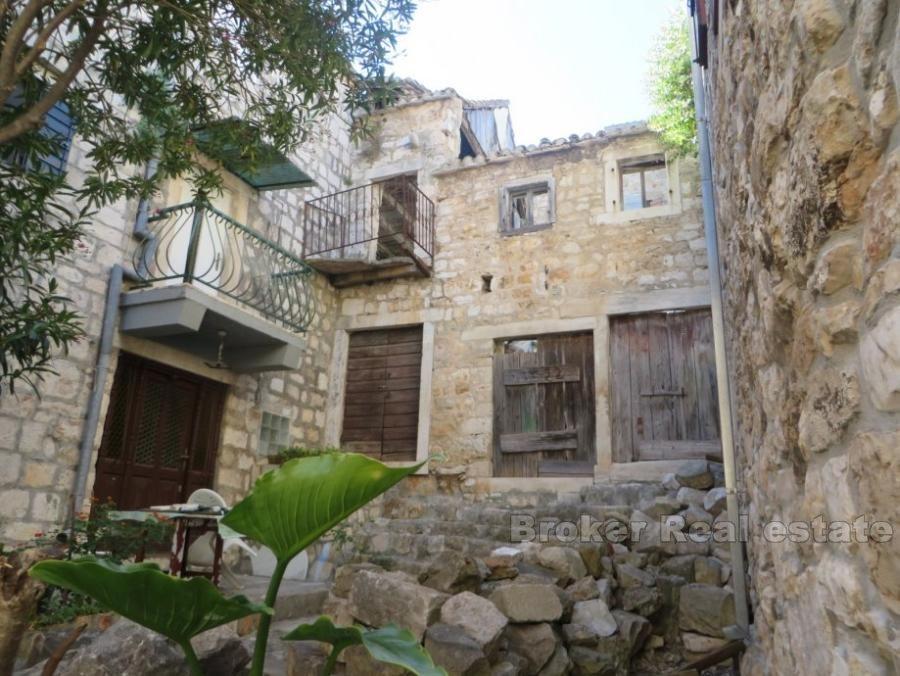 Trois maisons en pierre, à vendre