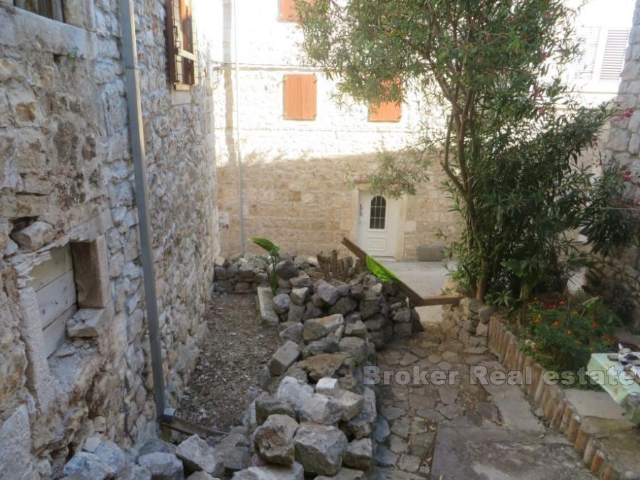 Trois maisons en pierre, à vendre