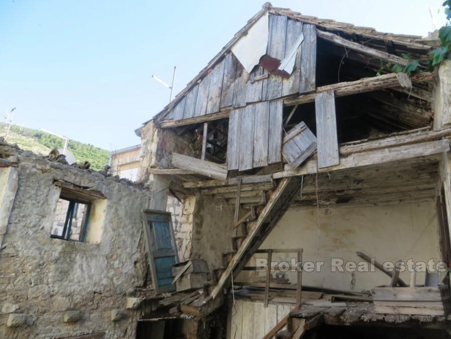 Trois maisons en pierre, à vendre