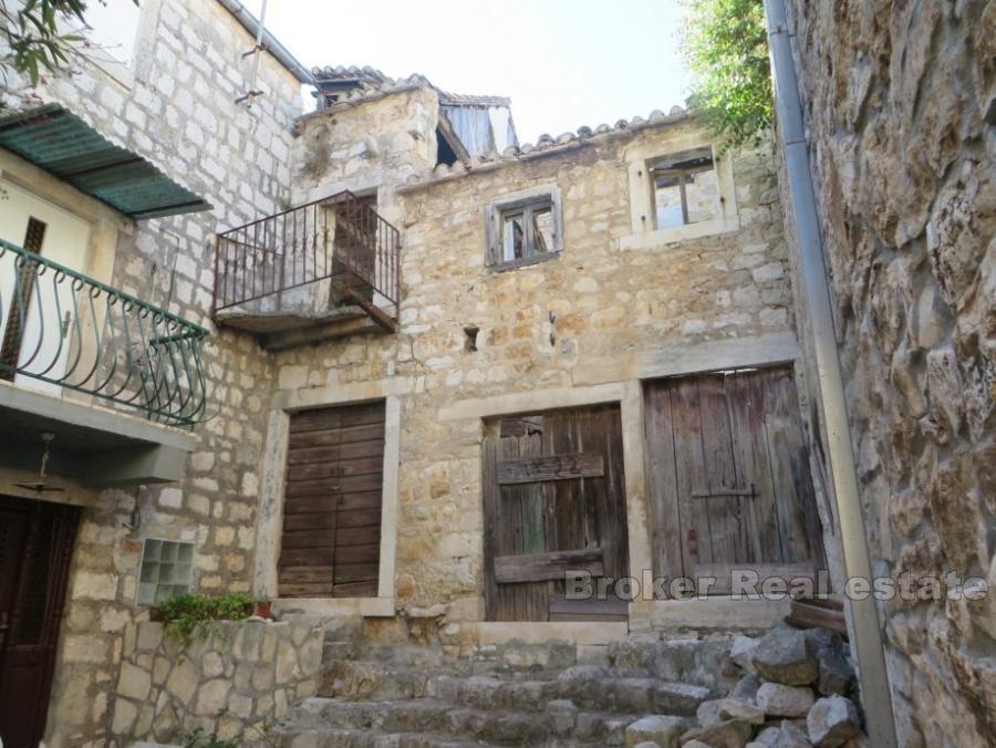 Trois maisons en pierre, à vendre