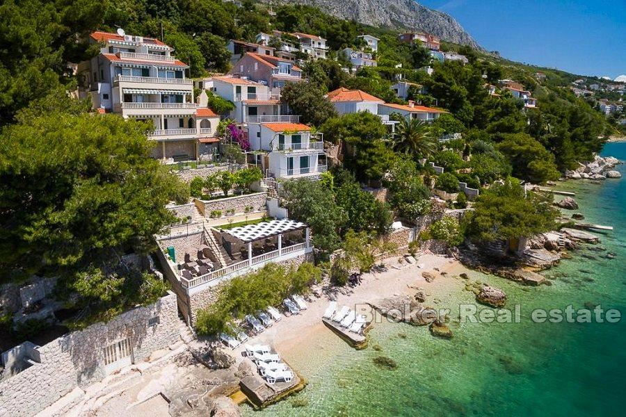 Apartment villa first row to the sea