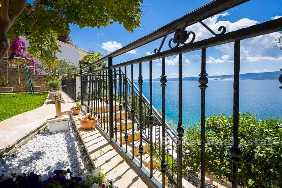 Lägenhetsvilla första raden till havet