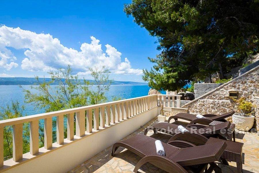 Willa z apartamentami w pierwszym rzędzie do morza