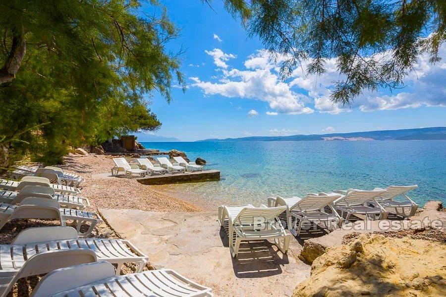 Lägenhetsvilla första raden till havet