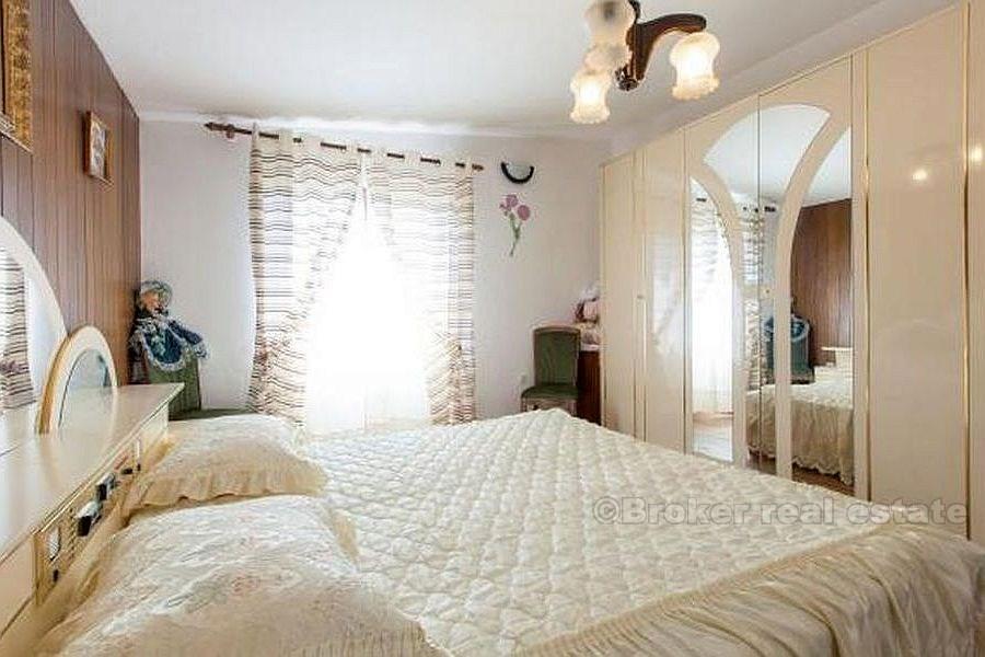 Appartement à deux chambres, à vendre