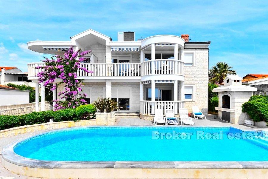 Villa au premier rang de la mer