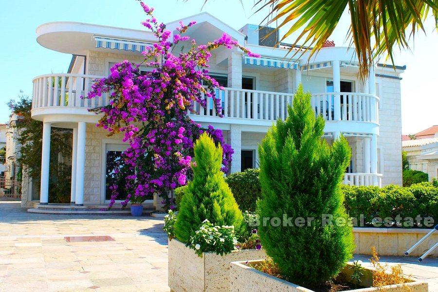 Villa au premier rang de la mer