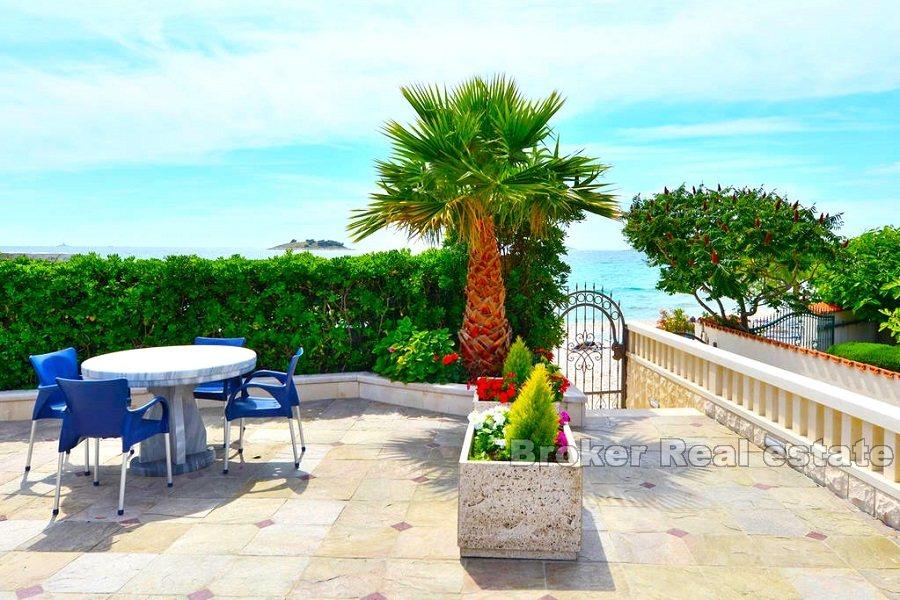 Вилла в первом ряду от моря