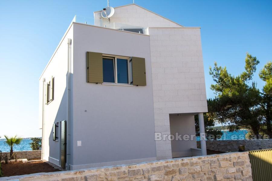 Vila s bazenom, na prodaju