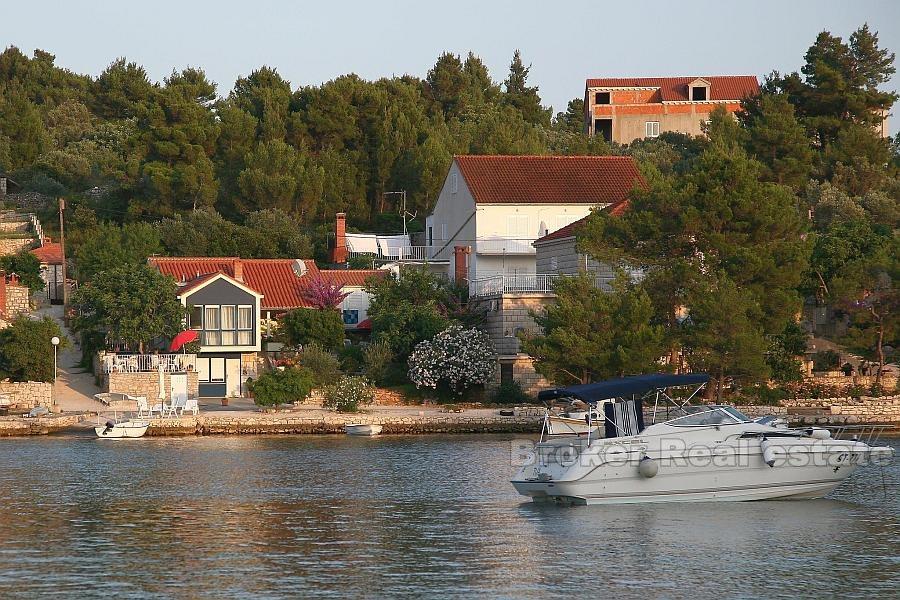 Fristående hus i första raden till havet, till salu