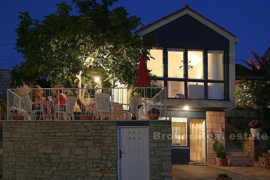 Frittliggende hus i første linje til sjøen, til salgs