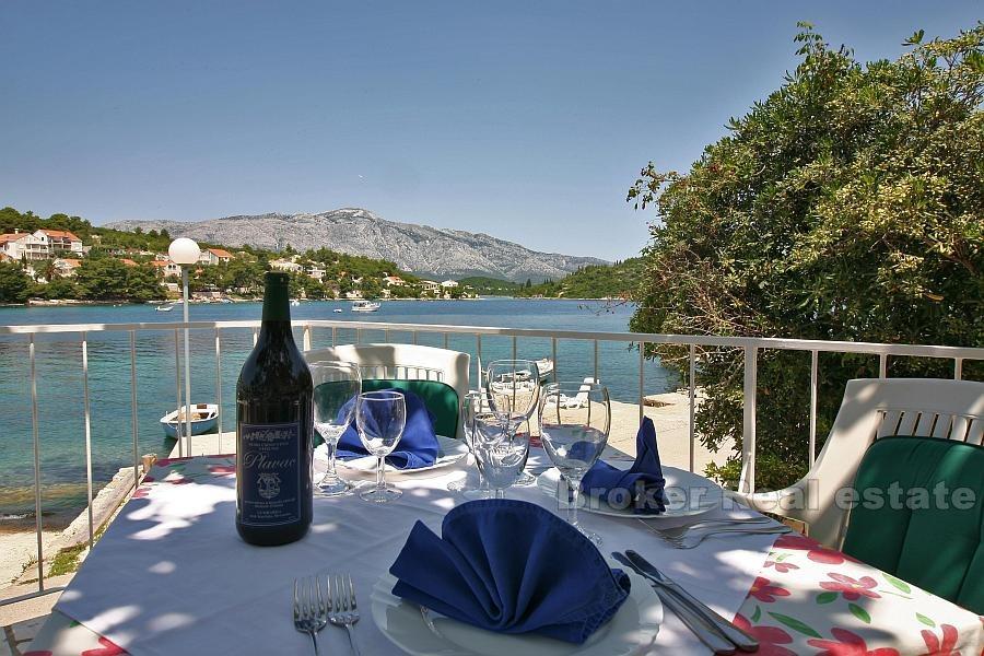 Frittliggende hus i første linje til sjøen, til salgs