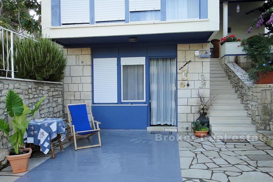 Frittliggende hus i første linje til sjøen, til salgs