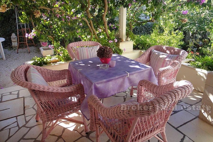 Fristående hus i första raden till havet, till salu