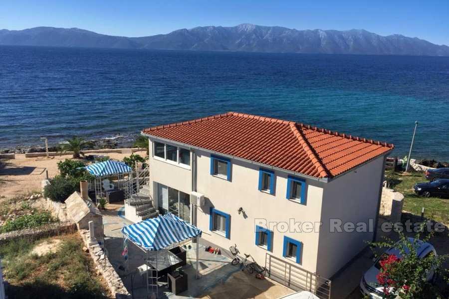 House first row to the sea, for sale