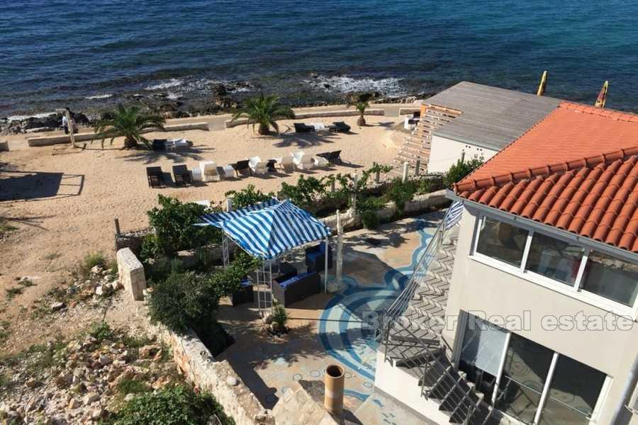 Casa prima fila al mare, in vendita