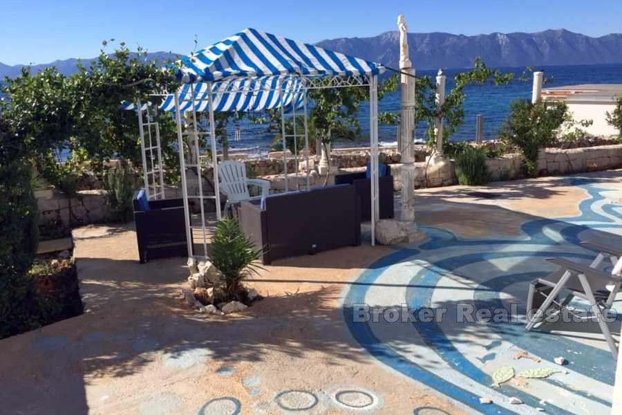 House first row to the sea, for sale