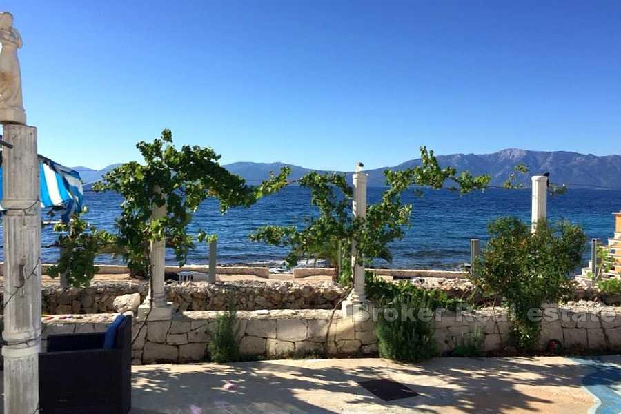 House first row to the sea, for sale