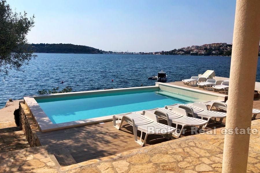 Apartment house by the sea, for sale