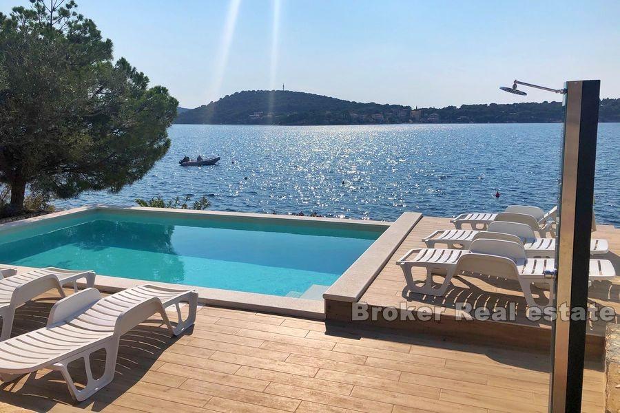 Dom z apartamentami nad morzem, na sprzedaż