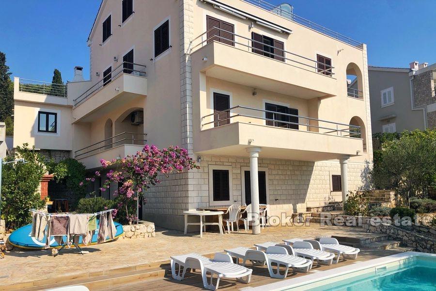 Dom z apartamentami nad morzem, na sprzedaż