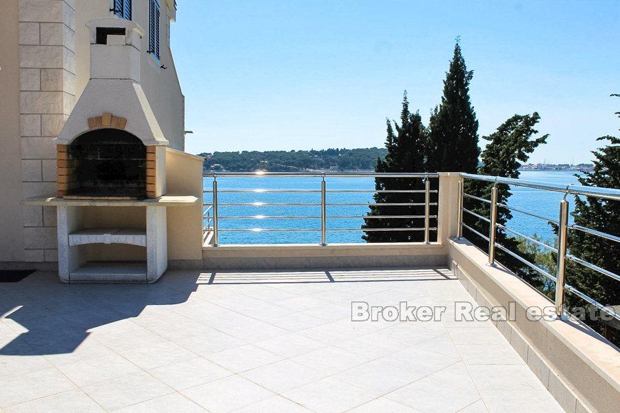 Dom z apartamentami nad morzem, na sprzedaż