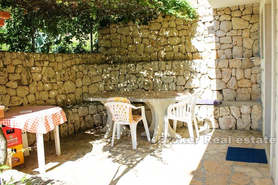 Leilighetshus ved sjøen, til salgs