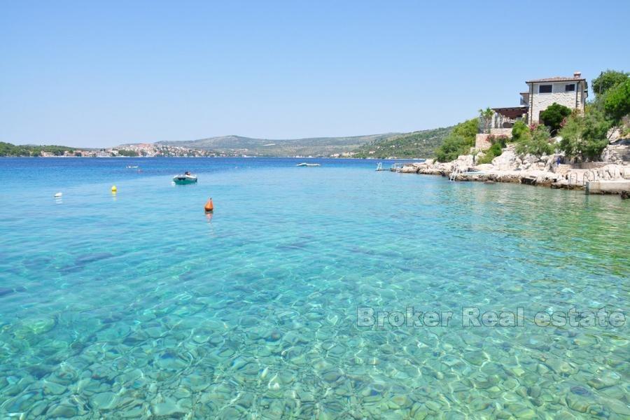 Villa méditerranée au bord de la mer, à vendre