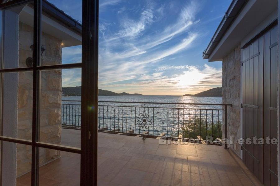 Villa méditerranée au bord de la mer, à vendre