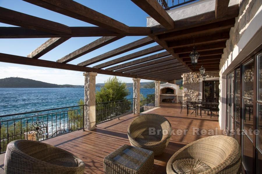 Villa méditerranée au bord de la mer, à vendre
