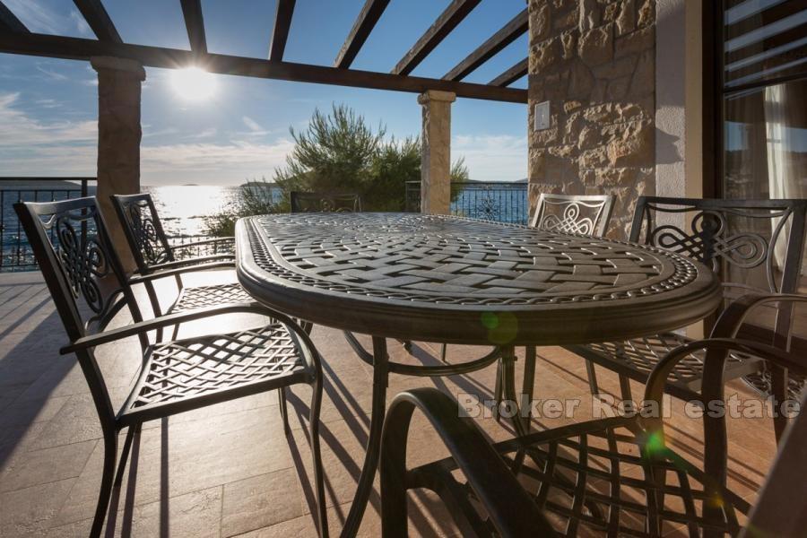 Villa mediterranea in riva al mare, in vendita