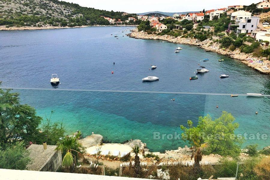 Villa moderna in riva al mare