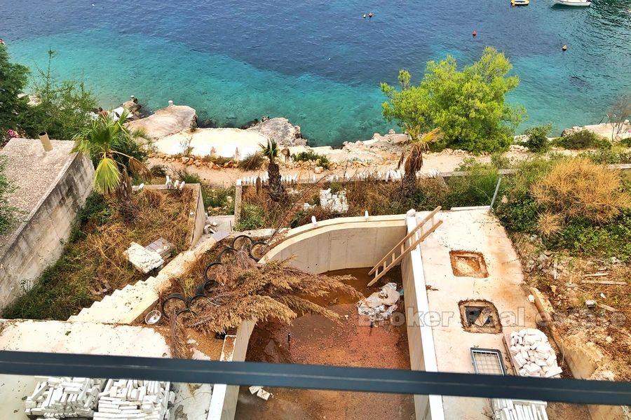 современная вилла на берегу моря