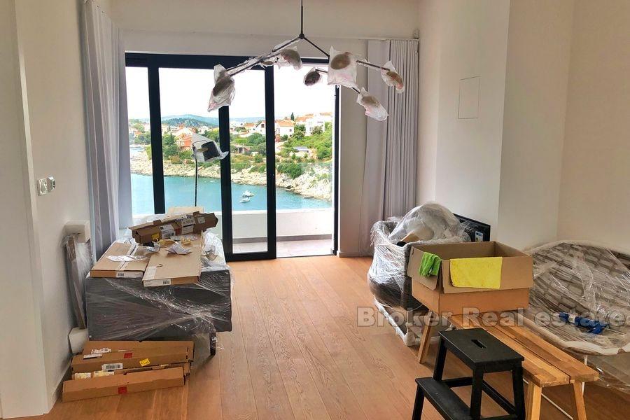 современная вилла на берегу моря