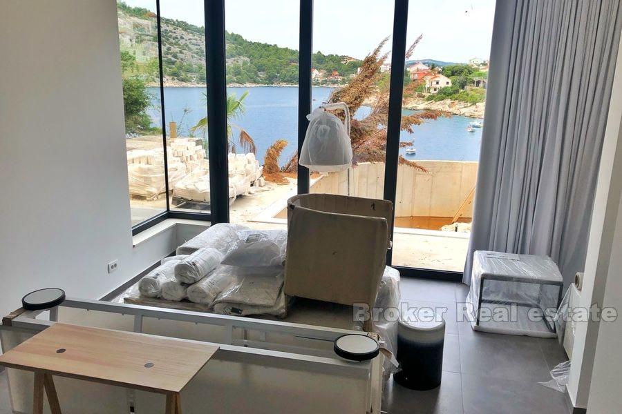 Villa moderna in riva al mare