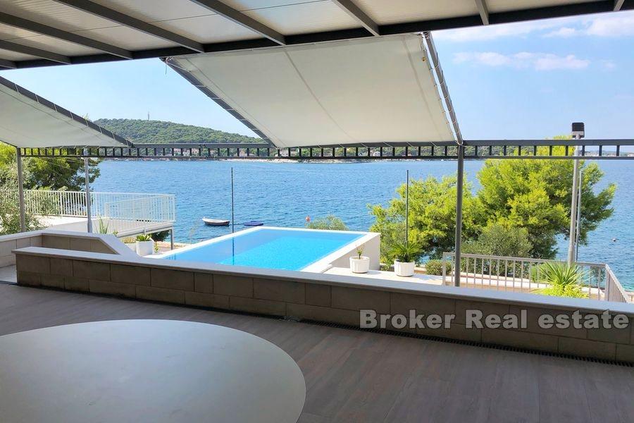 Superb luxury villa first row to the sea