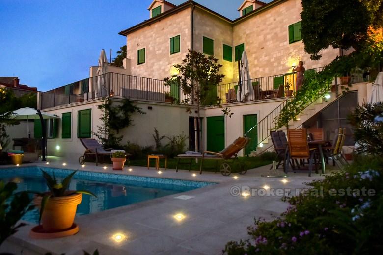 Belle villa d'architecte avec piscine dans le centre de la vieille