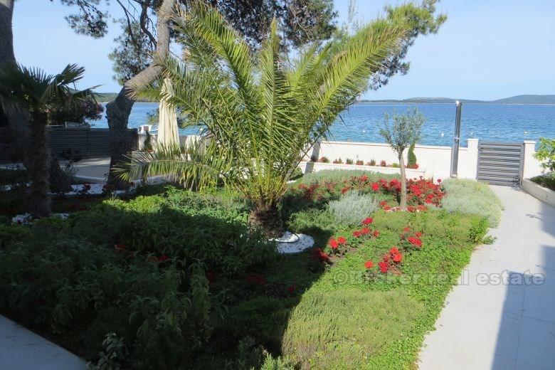 Exceptionnelle villa en première rangée de la mer