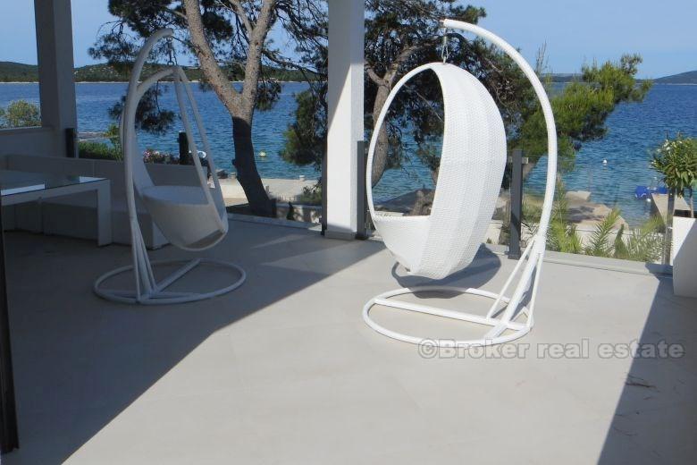 Exceptional villa at first row to the sea