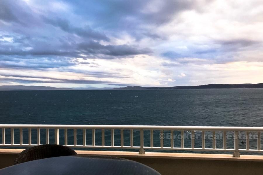 Beautiful apartment at first row to the sea