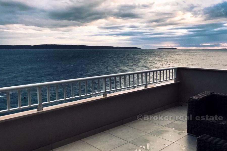 Beautiful apartment at first row to the sea