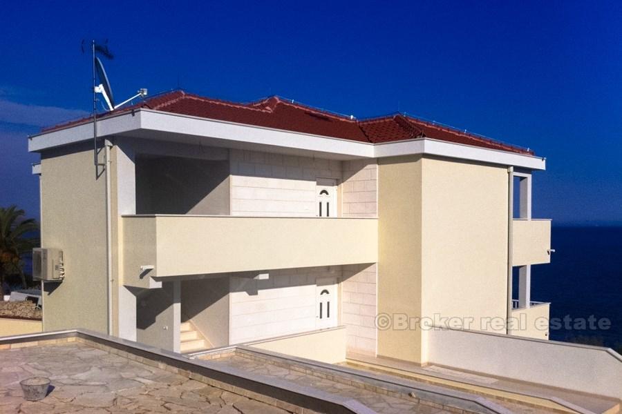 Beautiful apartment at first row to the sea