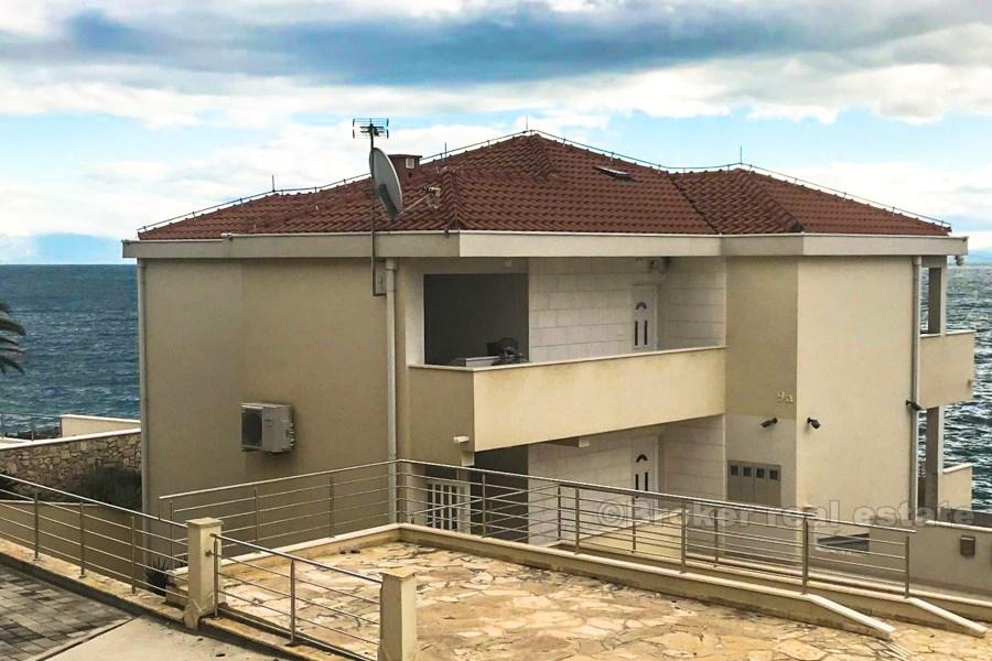 Beautiful apartment at first row to the sea