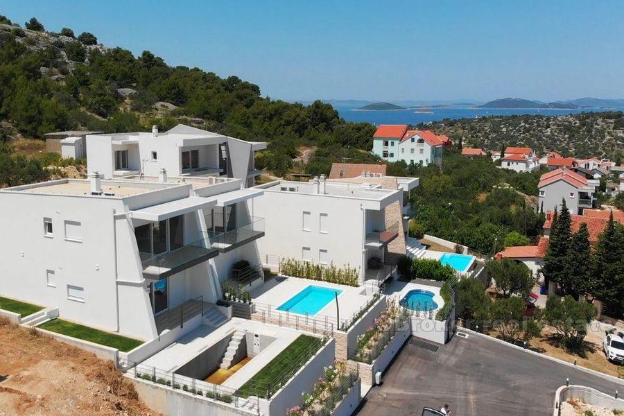 Новые виллы с квартирами для продажи