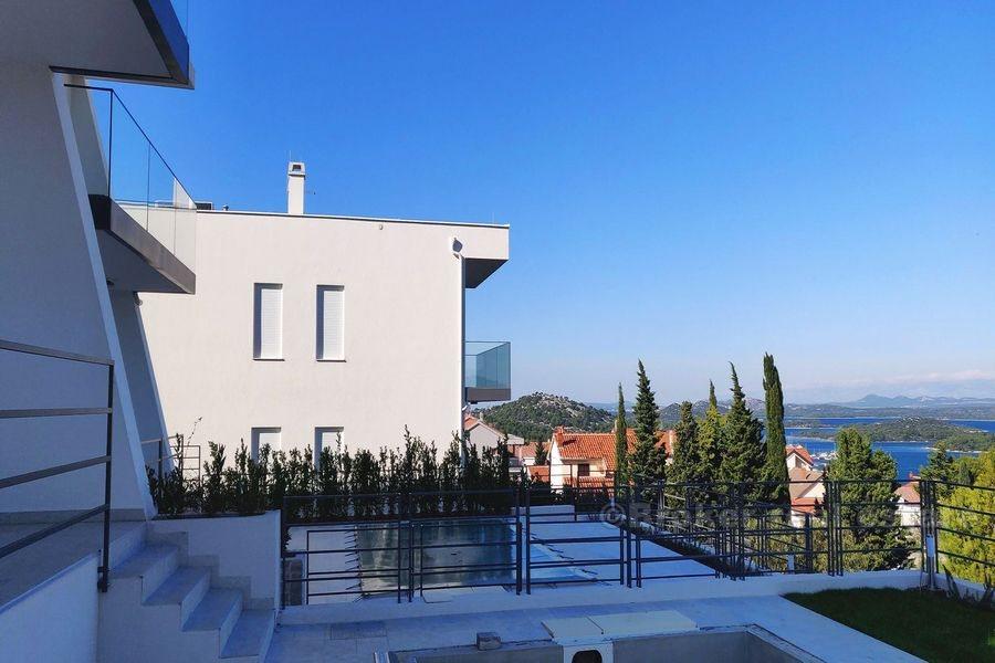 New built villas with apartments for sale