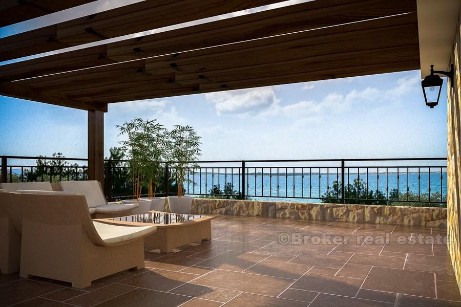 Neu gebaute traditionelle Villa mit Swimmingpool